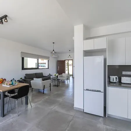 Yria, Walking Distance To Coral Bay * Nikozja