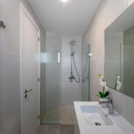 Yria, Walking Distance To Coral Bay Vila