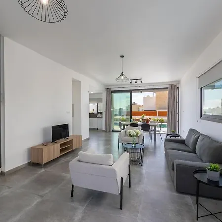 Yria, Walking Distance To Coral Bay 니코시아
